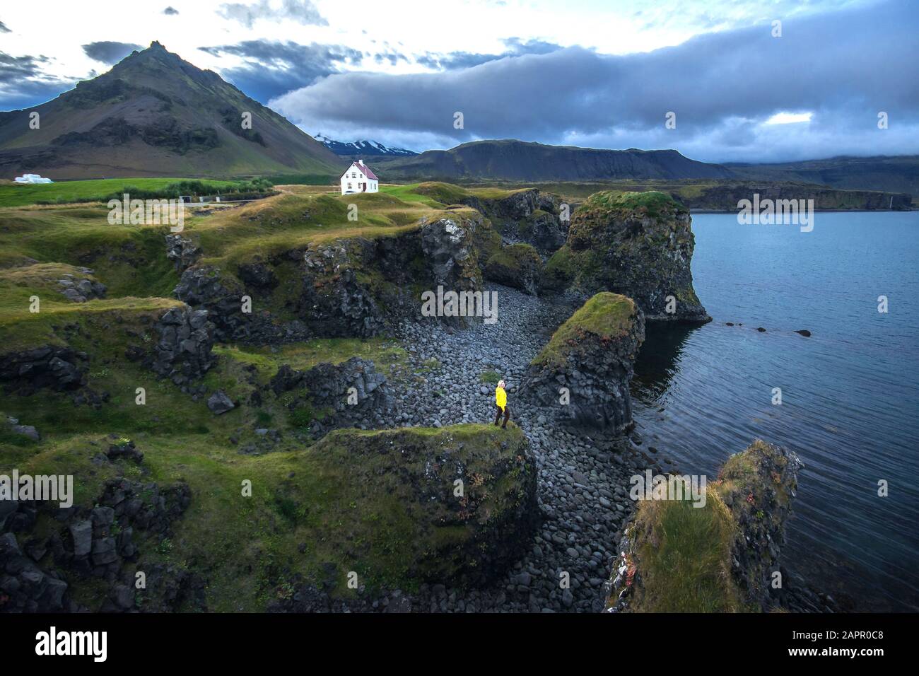 Arnarstapi città sulla costa di Snaefell in Islanda bellissimo paesaggio Foto Stock