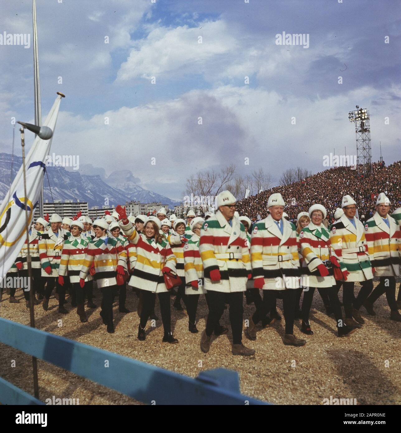 Olimpiadi invernali 1968, Grenoble; apertura, squadre nazionali Data: 6 Febbraio 1968 Località: Francia, Grenoble Parole Chiave: OLYMPIES, Aperture Foto Stock