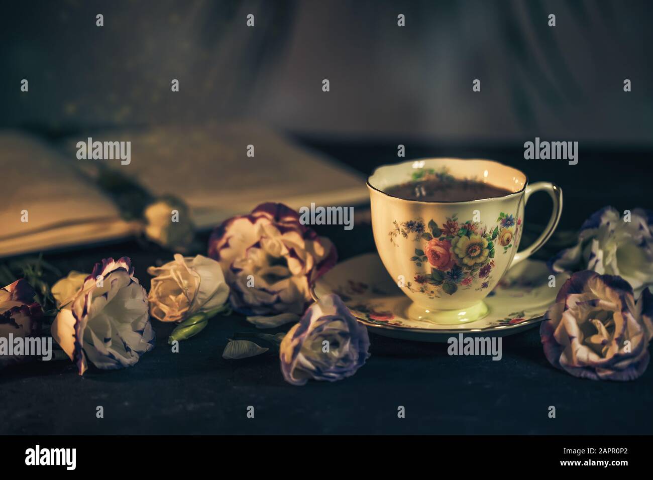 Ancora vita con tazza di tè vintage, libro e fiori Foto Stock