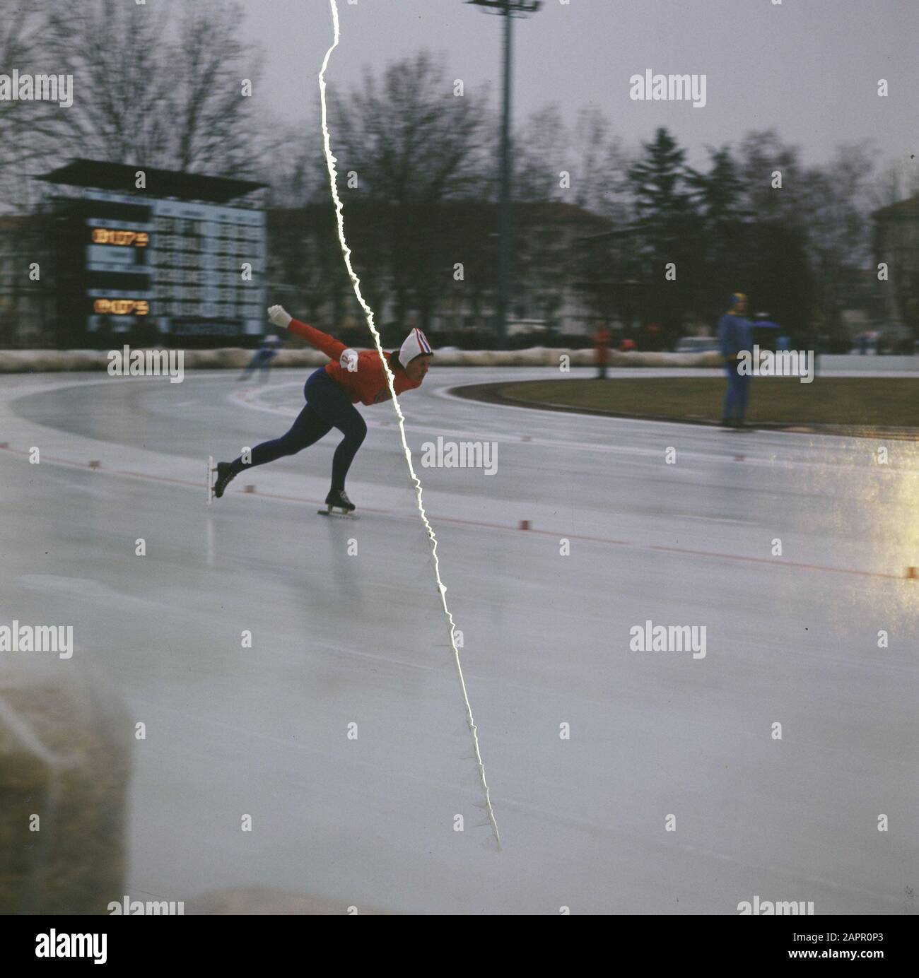 Gare di pattinaggio su ghiaccio durante le Olimpiadi invernali di Grenoble. ANS Schut in azione. Danneggiato. Data: 6 Febbraio 1968 Luogo: Grenoble Parole Chiave: Pattinaggio, Sport Nome Persona: Schut, Ans Nome Istituzione: Winter Olympic Games Foto Stock