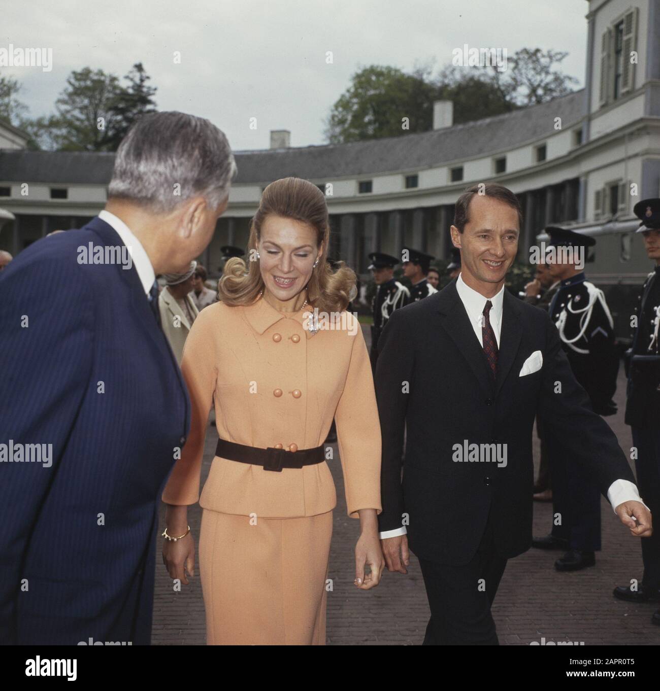 Queen's Day, in giardino Palace Soestdijk; Principessa Irene con Principe Hughes Charles Data: 30 aprile 1968 Parole Chiave: Queen DAY Nome personale: Carlos Hugo, principe, Irene, principessa Foto Stock