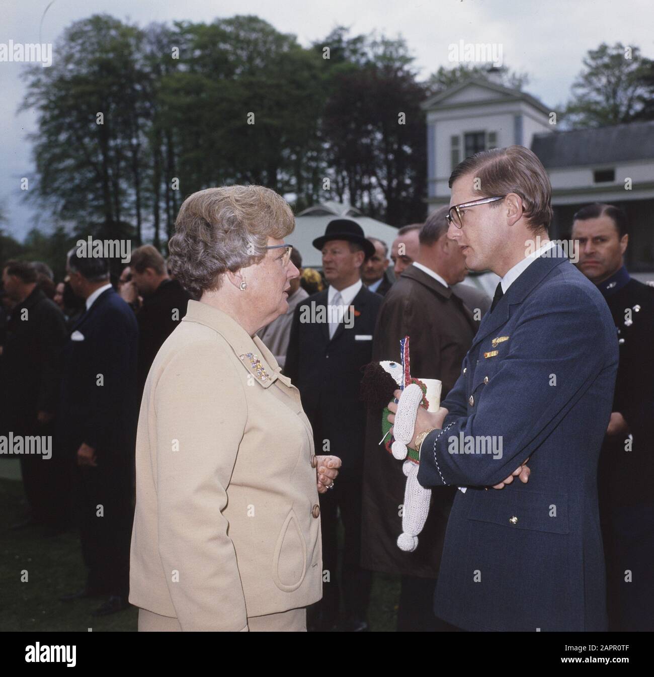 Koninginnedag, in tuin Paleis Soestdijk; regina Juliana con il signor. Pieter van Vollenhoven Data: 30 aprile 1968 Parole Chiave: KEEINNEDAG Nome utente: Juliana (queen Netherlands), Vollenhoven, Pieter van Foto Stock