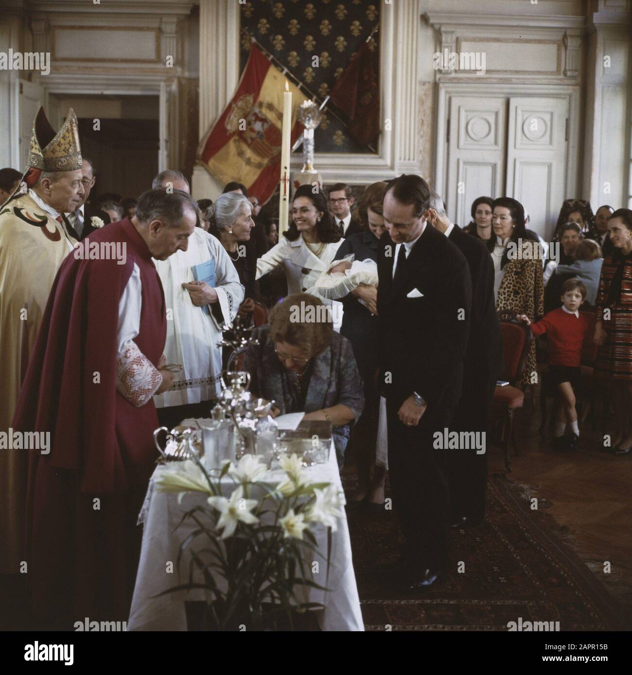 Il Principe Carlos Jr. Bernardo è battezzato in chiesa a Lignieres, Francia, dal Cardinale Lefebre Data: 10 Febbraio 1970 luogo: Francia Parole Chiave: Chiesa, battesimi, principi Nome personale: Carlos, principe, Cardinale Lefebre Foto Stock