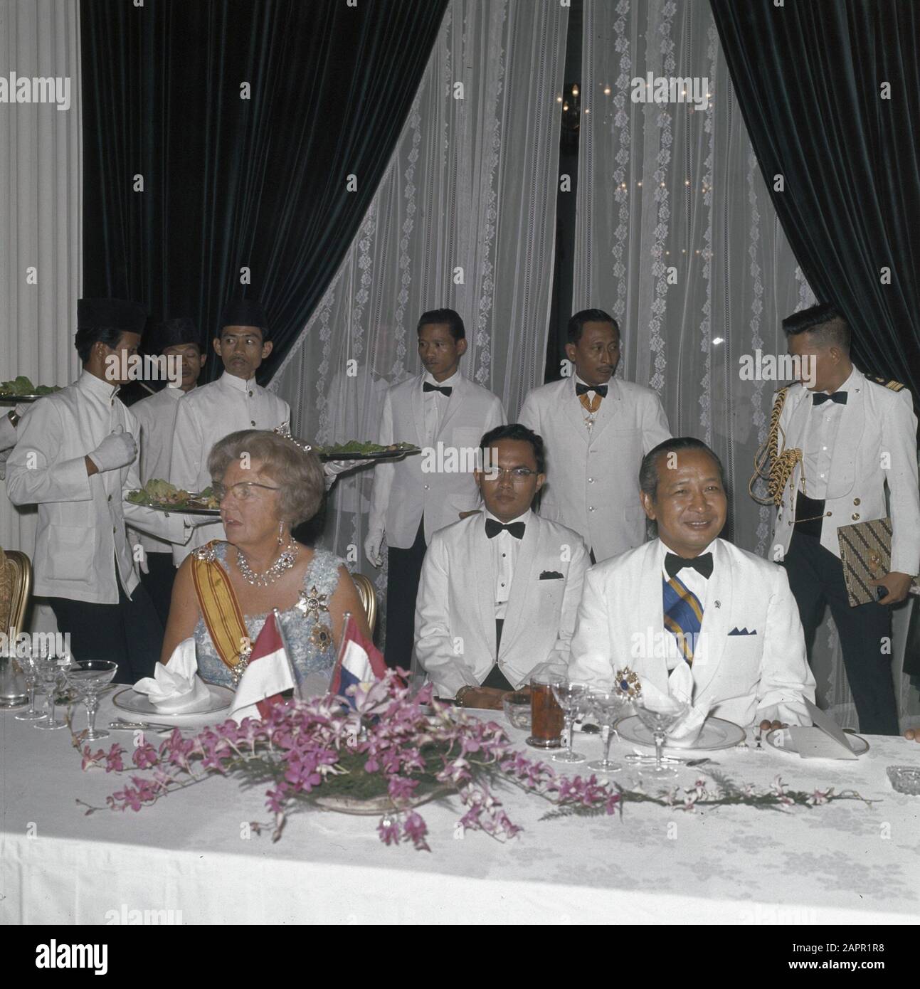 Visita di Stato Indonesia Regina Juliana e Presidente Suharto durante la cena di Stato al Merdeka Palace a Giacarta Data: 26 agosto 1971 luogo: Indonesia, Jakarta Parole Chiave: Queens, pasti, presidenti, visite di Stato Nome personale: Juliana (regina Paesi Bassi), Suharto Foto Stock