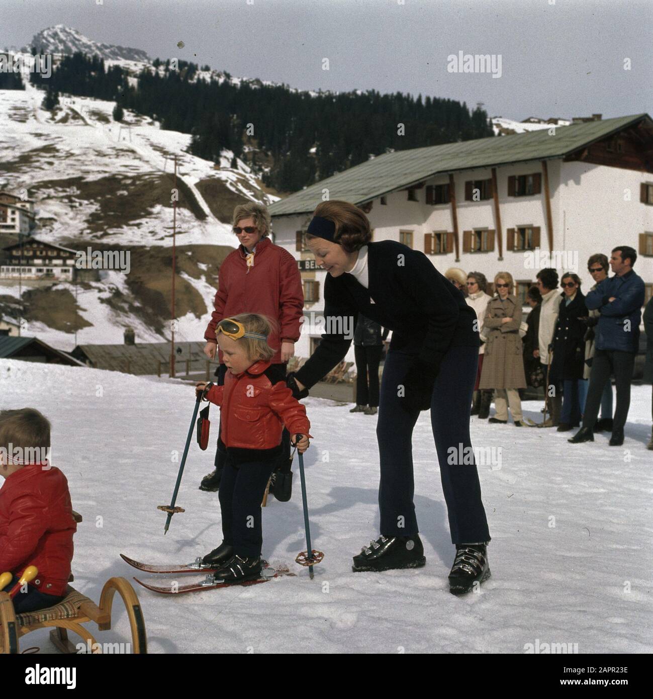 Famiglia Royal House con vacanza di sport invernali a Lech. Principessa Beatrix e Principe Claus con i principi Data: 4 marzo 1972 luogo: Lech, Austria Parole Chiave: Principesse, principesse, sport invernali Nome personale: Beatrix (princess Netherlands), Johan Friso (Prince Netherlands) Foto Stock
