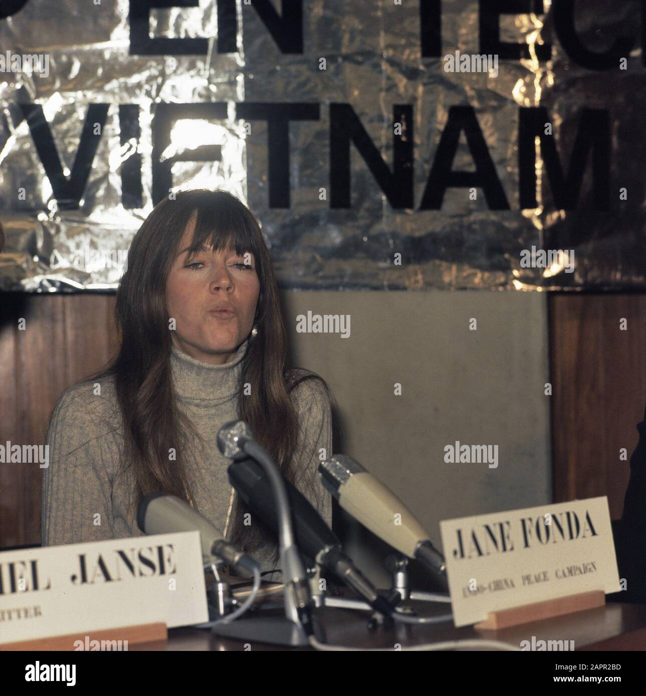 Incontro del Vietnam presso il centro culturale De Lindenberg a Nijmegen; Jane fonda (attrice e attivista vietnamita). Date: 18 gennaio 1975 Location: Nijmegen, Vietnam Keywords: Attivisti, attrici, star del cinema Nome personale: De Lindenberg, fonda Jane Foto Stock