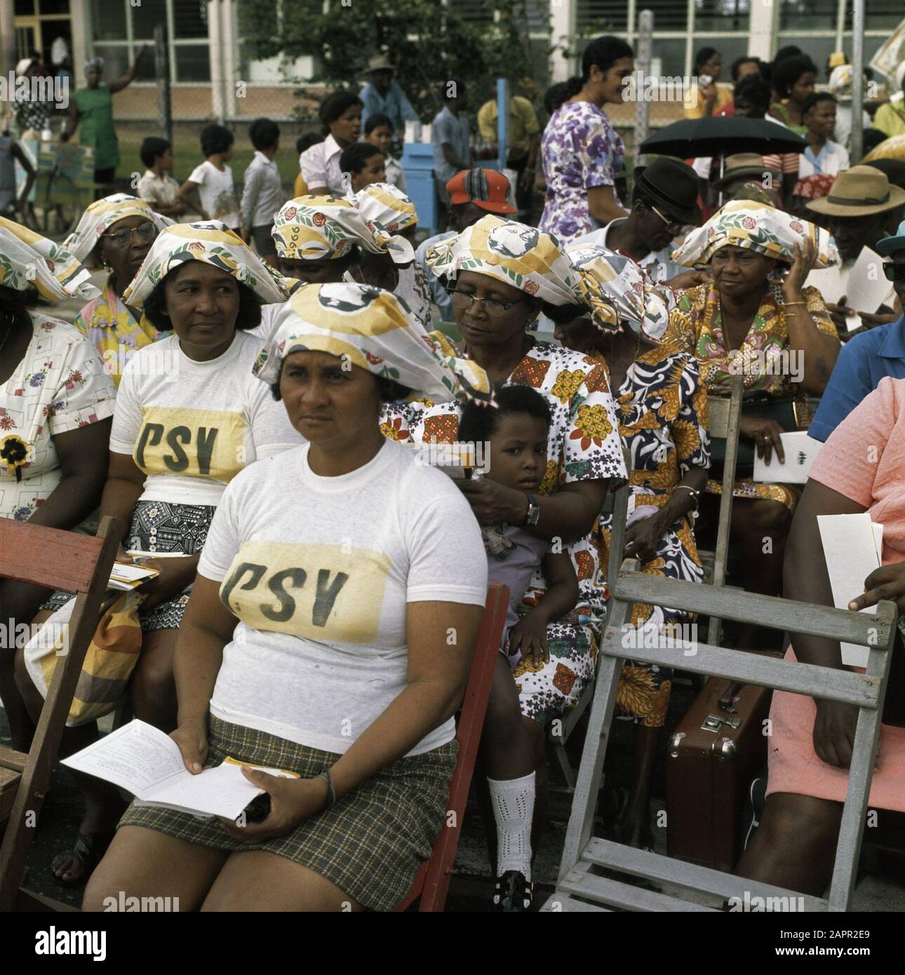 Suriname (immagini di strada, industria, politica, persone, ecc. politica: Donne in riunione politica con la camicia PSV Data: 1975 luogo: Suriname Parole Chiave: Politica Nome istituzione: PSV Foto Stock