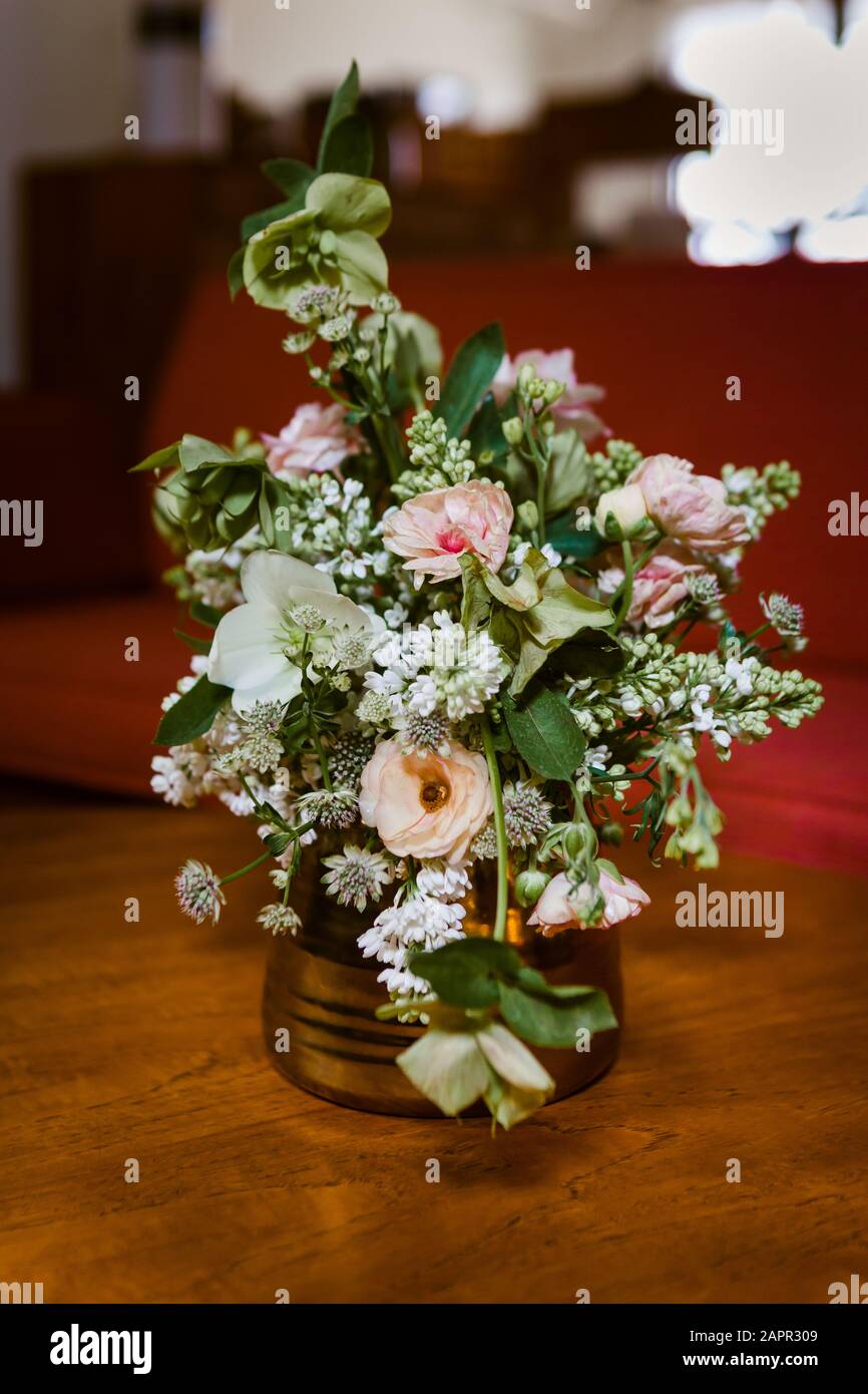 Un mazzo di fiori sul tavolo Foto stock - Alamy