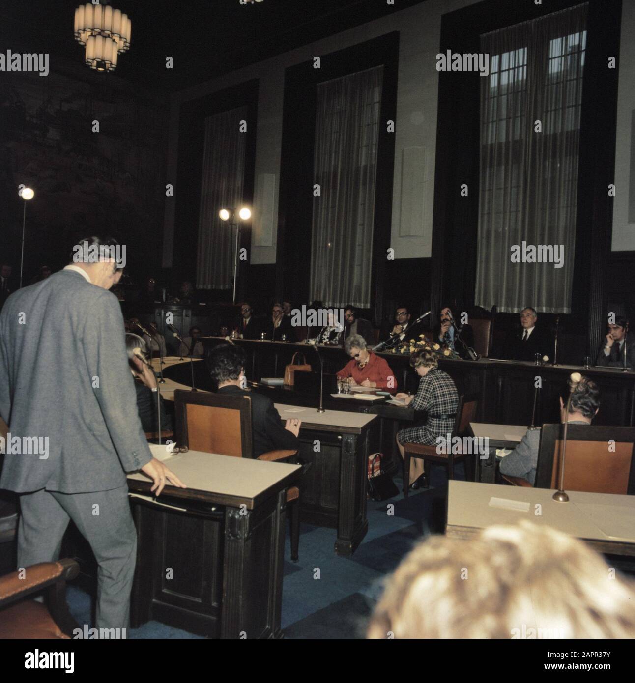 Installazione Andre v. Louw come sindaco di Rotterdam; panoramica Sala del Consiglio Data: 1974 Località: Rotterdam, Zuid-Holland Parole Chiave: Sindaci Nome personale: Andre v.d. Louw Foto Stock