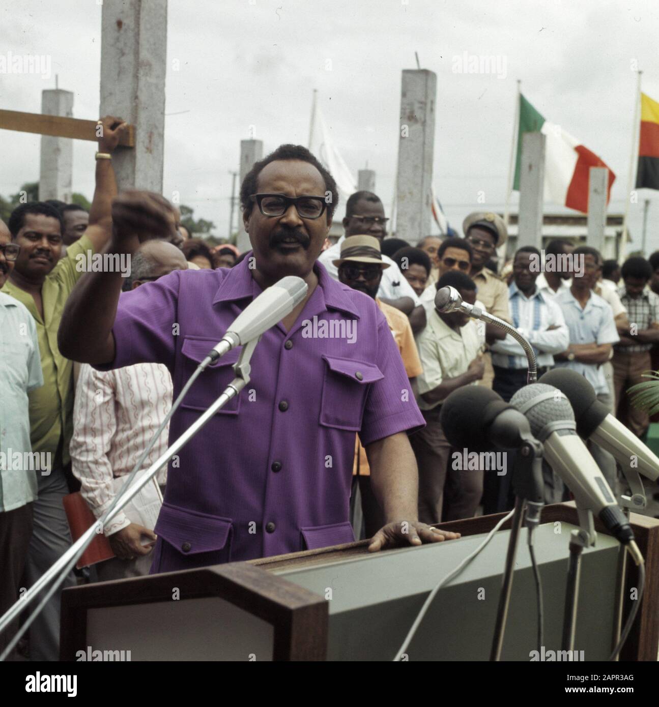 Suriname (immagini di strada, industria, politica, gente ecc. politica: Arron parla alla gente, titoli Data: 1975 luogo: Suriname Parole Chiave: Politica nome Della Persona: Arron Foto Stock