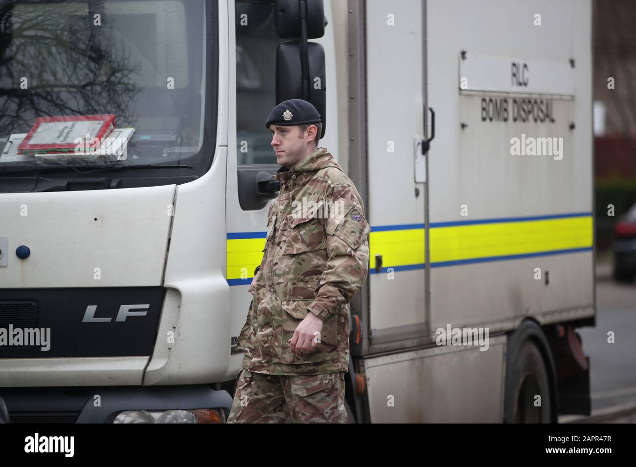 Un team di smaltimento delle bombe che cerca le case a Bradford dopo che un uomo di 38 anni è stato arrestato con sospetto di reati per esplosivi. Foto Stock