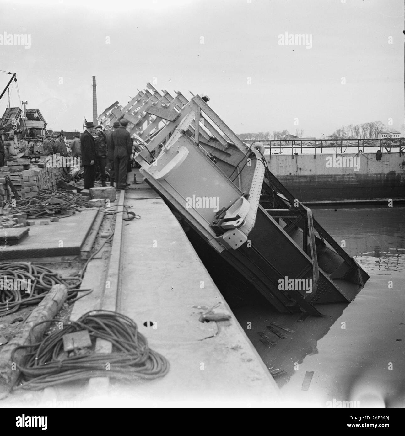 Recupero: Porte Ricostruzione Flushing. Riparare l'installazione di una porta. Allegato di una porta di serratura Data: 1945 luogo: Vlissingen, Zeeland Parole Chiave: Porti, ripresa, seconda guerra mondiale, ricostruzione Foto Stock
