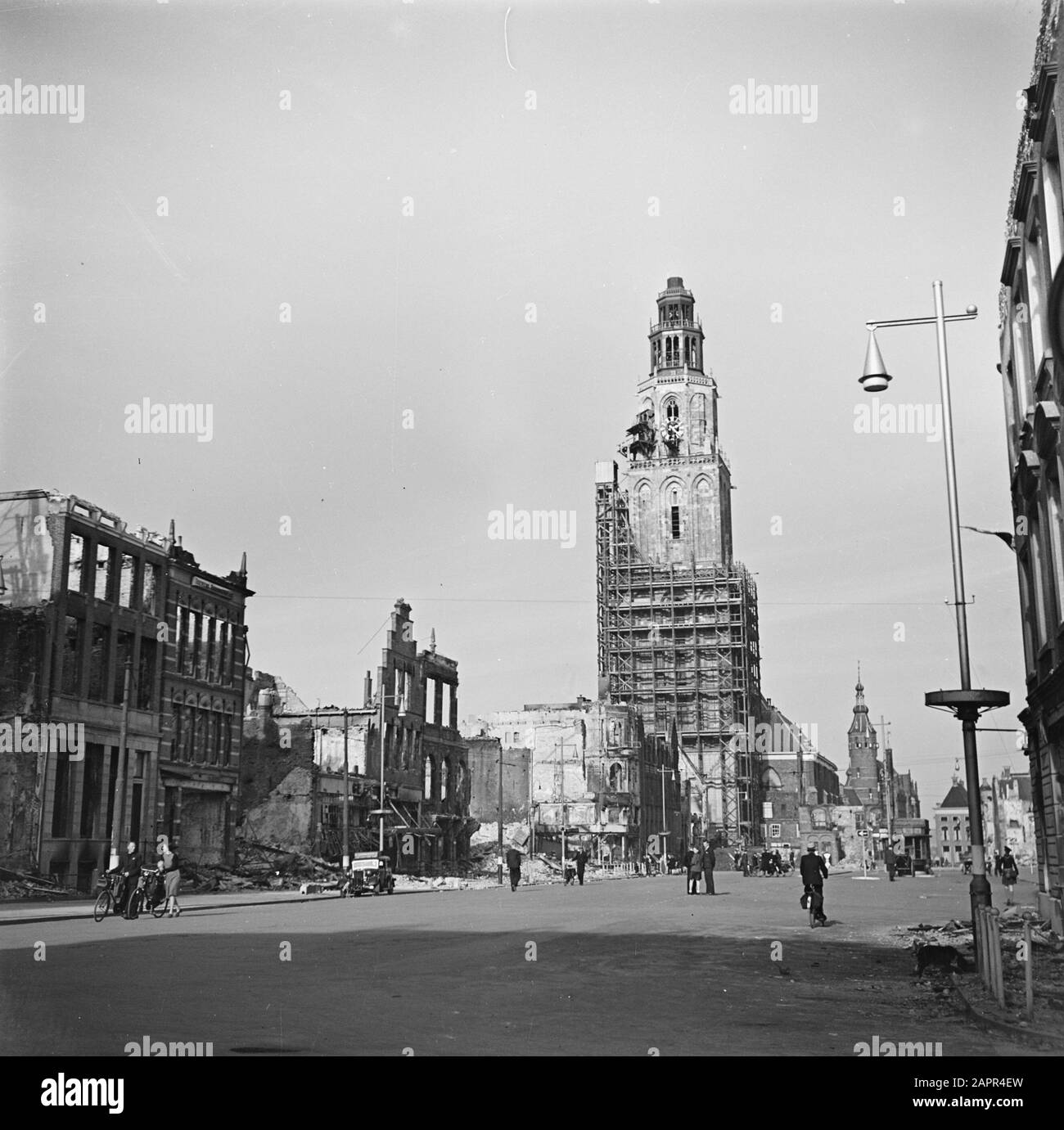 Fronte Nord-Est Olanda: Groningen-Friesland Martinitoren a Groningen e distrutto edifici sulla parete nord del Grote Markt. Sullo sfondo la torre dei Provinciehuis. Data: Aprile 1945 luogo: Groningen (provincia), Groningen (città) Parole Chiave: Edifici, torri della chiesa, devastazioni Nome dell'istituzione: Martinikerk Foto Stock