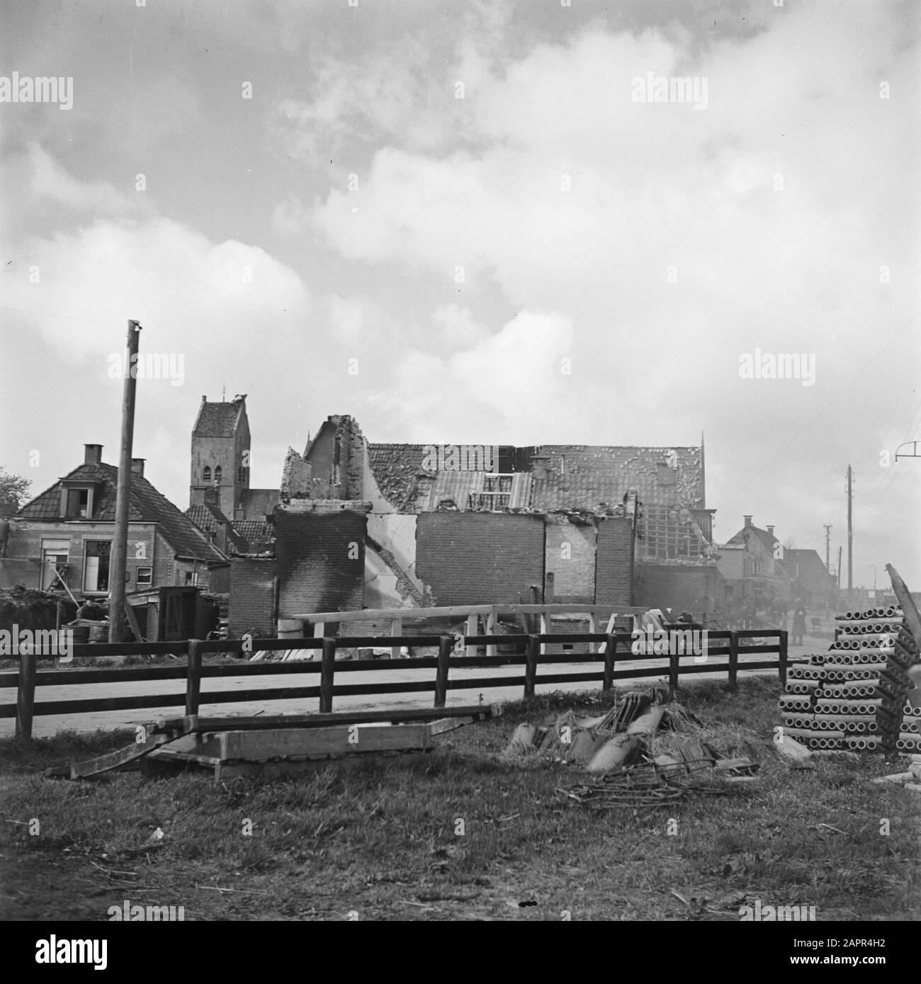 Fronte Nord-Est Olanda: Groningen-Friesland il Pingjum danneggiato in battaglia alla testa dell'Afsluitdijk. Data: 18 aprile 1945 luogo: Friesland, Pingjum Parole Chiave: Torri della Chiesa, devastazioni Foto Stock
