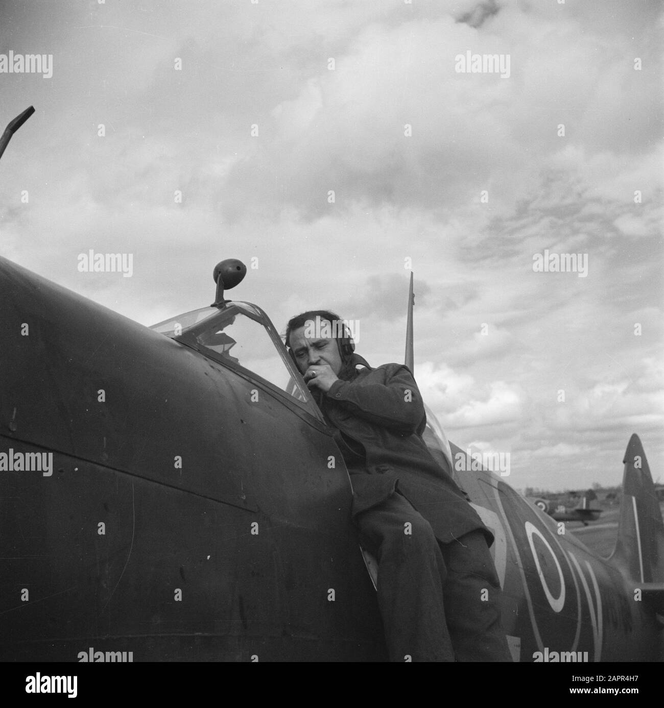 Aviazione: Aeroporto Schijndel [Ground personnel test the radio link] Annotazione: Soggetto 66 squadrone volante Supermarine Spitfairs con targa LZ (parte di 132 Wing) Data: 14 febbraio 1945 luogo: Noord-Brabant, Schijndel Parole Chiave: Aviazione, Seconda guerra mondiale, aereo Foto Stock