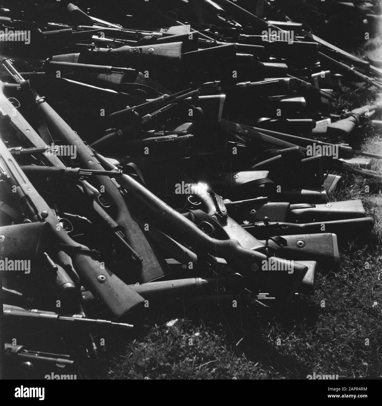 Capitolazione: Armi di spedizione Soest da parte dei tedeschi. Grandi quantità di mauserguns tedeschi sono raccolti su mucchi nel deposito di armi a Soest Data: 10 maggio 1945 luogo: Soest, Utrecht (provincia) Parole Chiave: Armi Foto Stock