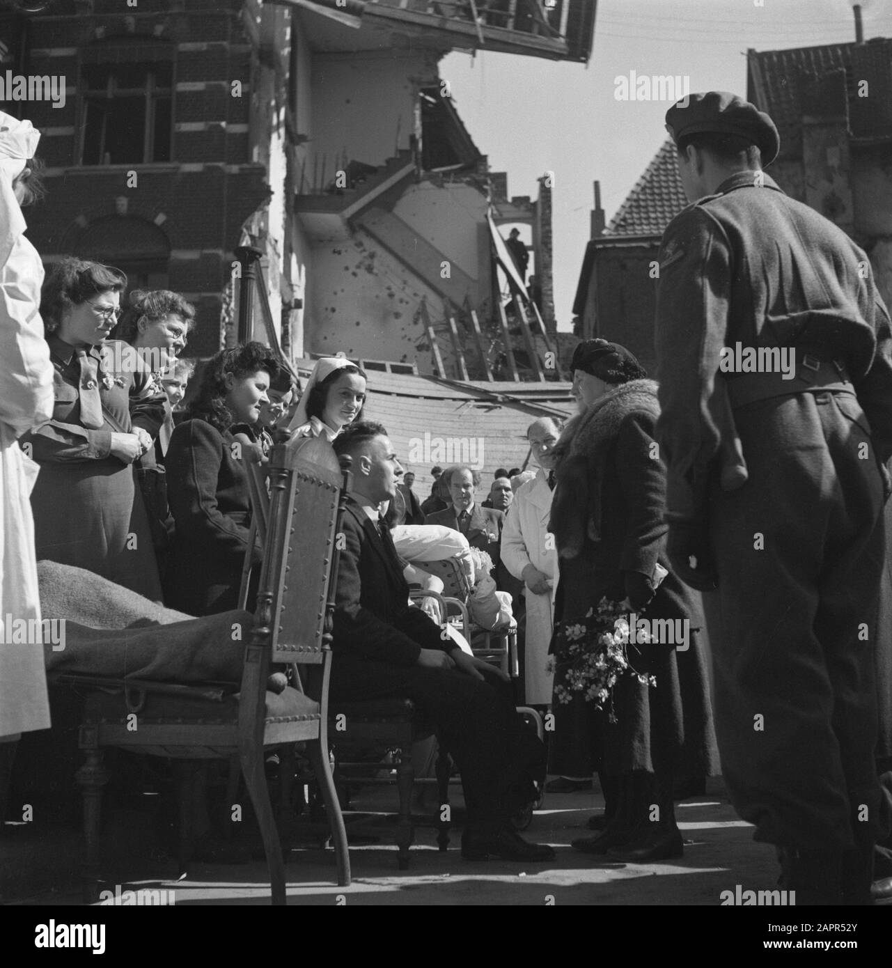 Tour della Regina Wilhelmina attraverso i Paesi Bassi del Sud liberati (Zelanda, Brabante e Limburgo) Regina Wilhelmina a Venlo, in conversazione con le vittime della guerra e feriti Data: 23 marzo 1945 luogo: Limburgo, Venlo Parole Chiave: Liberazione, visite reali, vittime della guerra, Seconda guerra mondiale Nome personale: Wilhelmina (regina Paesi Bassi) Foto Stock