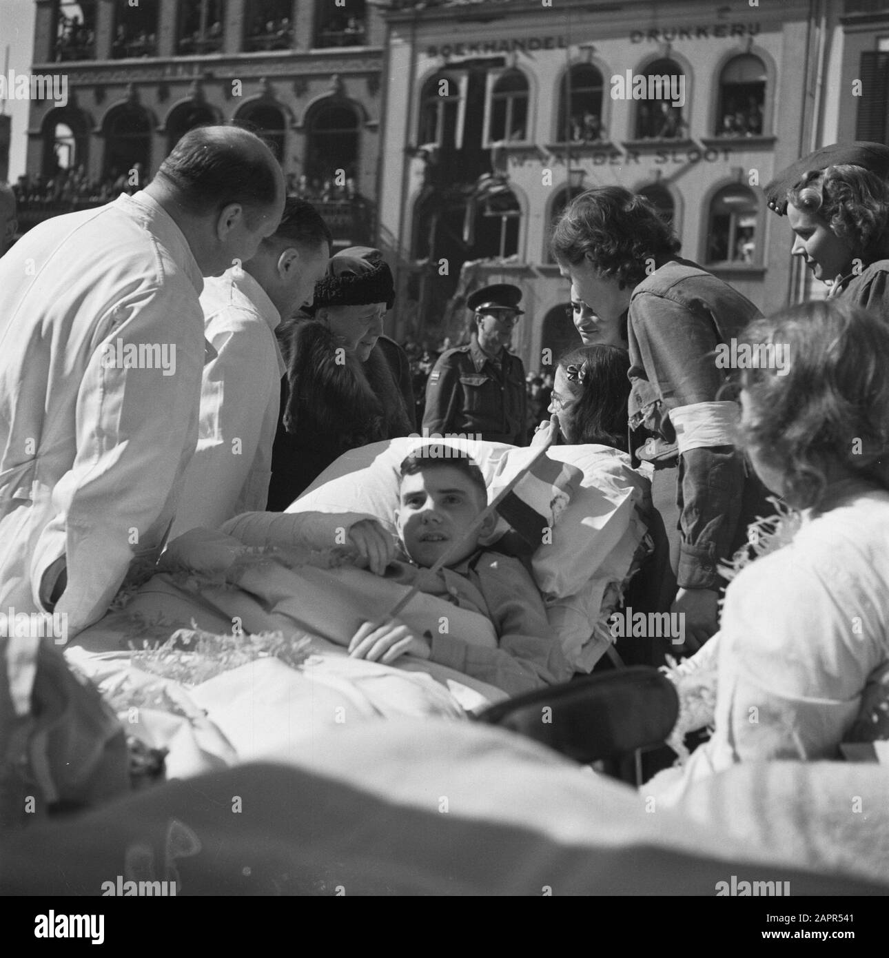 Tour della regina Wilhelmina attraverso i Paesi Bassi del Sud liberati (Zelanda, Brabante e Limburgo) Regina Wilhelmina a Venlo. Un ragazzo ferito in un letto Data: 23 marzo 1945 luogo: Venlo Parole Chiave: Liberazione, visite reali, vittime di guerra, Seconda guerra mondiale Nome personale: Wilhelmina (regina Olanda) Foto Stock