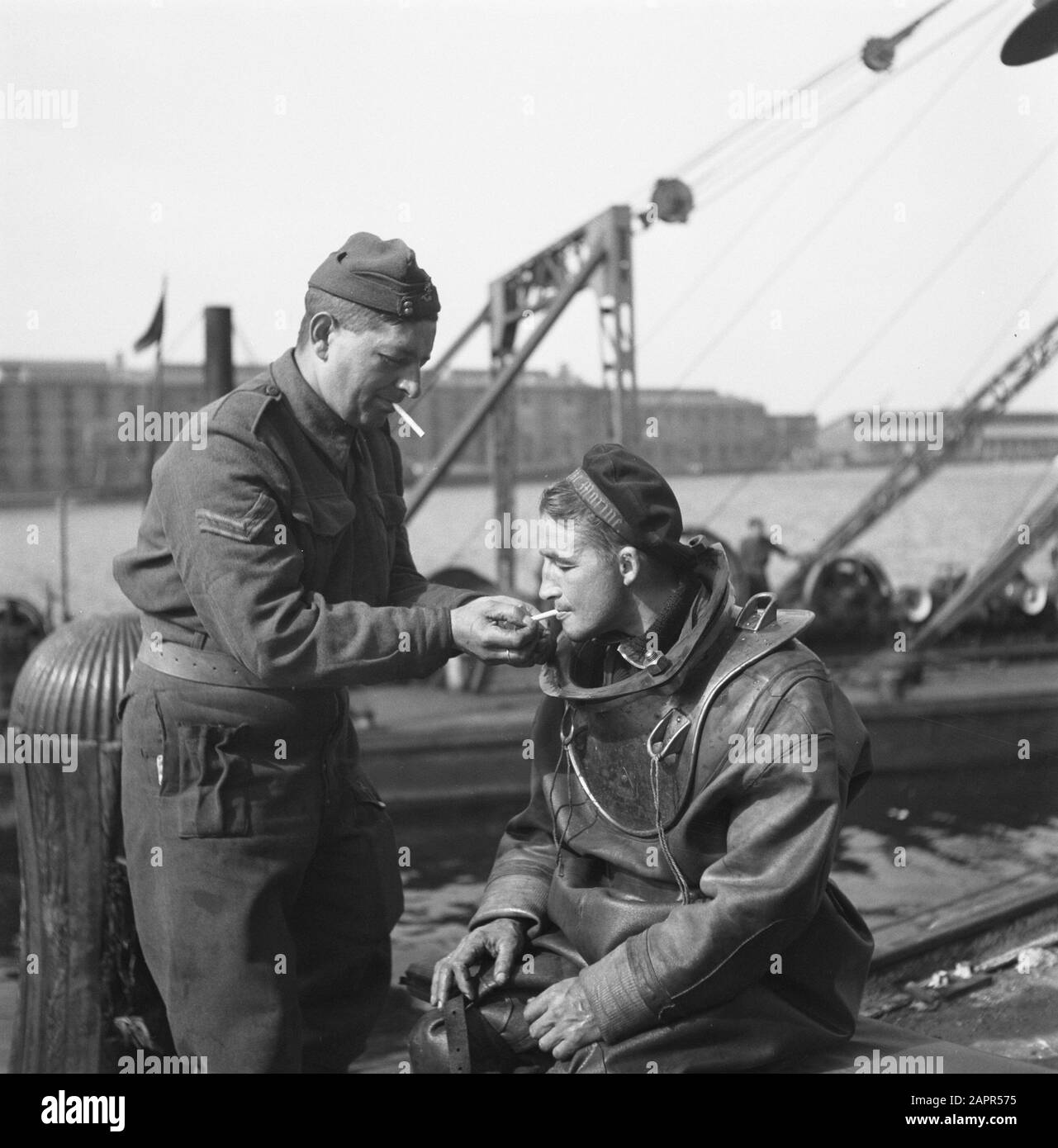 Ripresa: Amsterdam Sotto la guida del capitano J. Breman, la 2nd Genie Company di Amsterdam ha iniziato con riparazioni di portata molto vasta. Il suo compito è quello di eliminare al più presto tutte le barriere stradali nella città di Amsterdam, compresi i lavori di compensazione nel porto. Il lavoro consiste anche nella pulizia delle barriere fatte dai tedeschi nelle strade, sigillando le gapings causate da blocchi di legno: Pompando fuori cantine allagate, ecc. Amsterdam sono stati affissi e che principalmente in serata rappresentano un serio pericolo, parole dalla 2nd Genie Company liquidata Data: Giugno 1945 Ubicazione: Amsterdam, No Foto Stock
