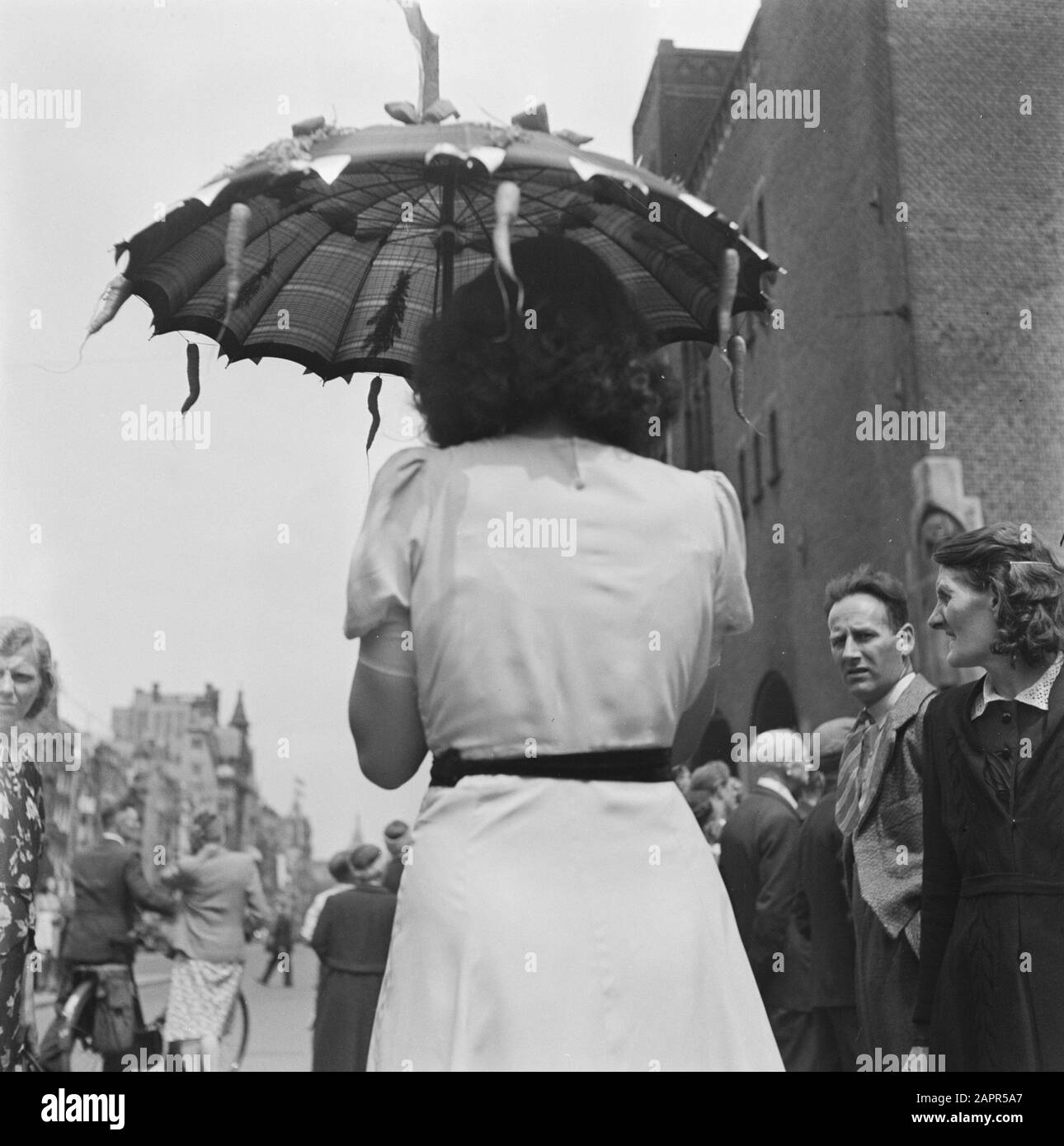 Intrattenimento folcloristico ad Amsterdam. Rep. Dei vari festeggiamenti relativi alla liberazione nella capitale [ragazza con ombrello decorato] Data: 1945 luogo: Amsterdam, Noord-Holland Parole Chiave: Liberation festival, Seconda guerra mondiale Foto Stock
