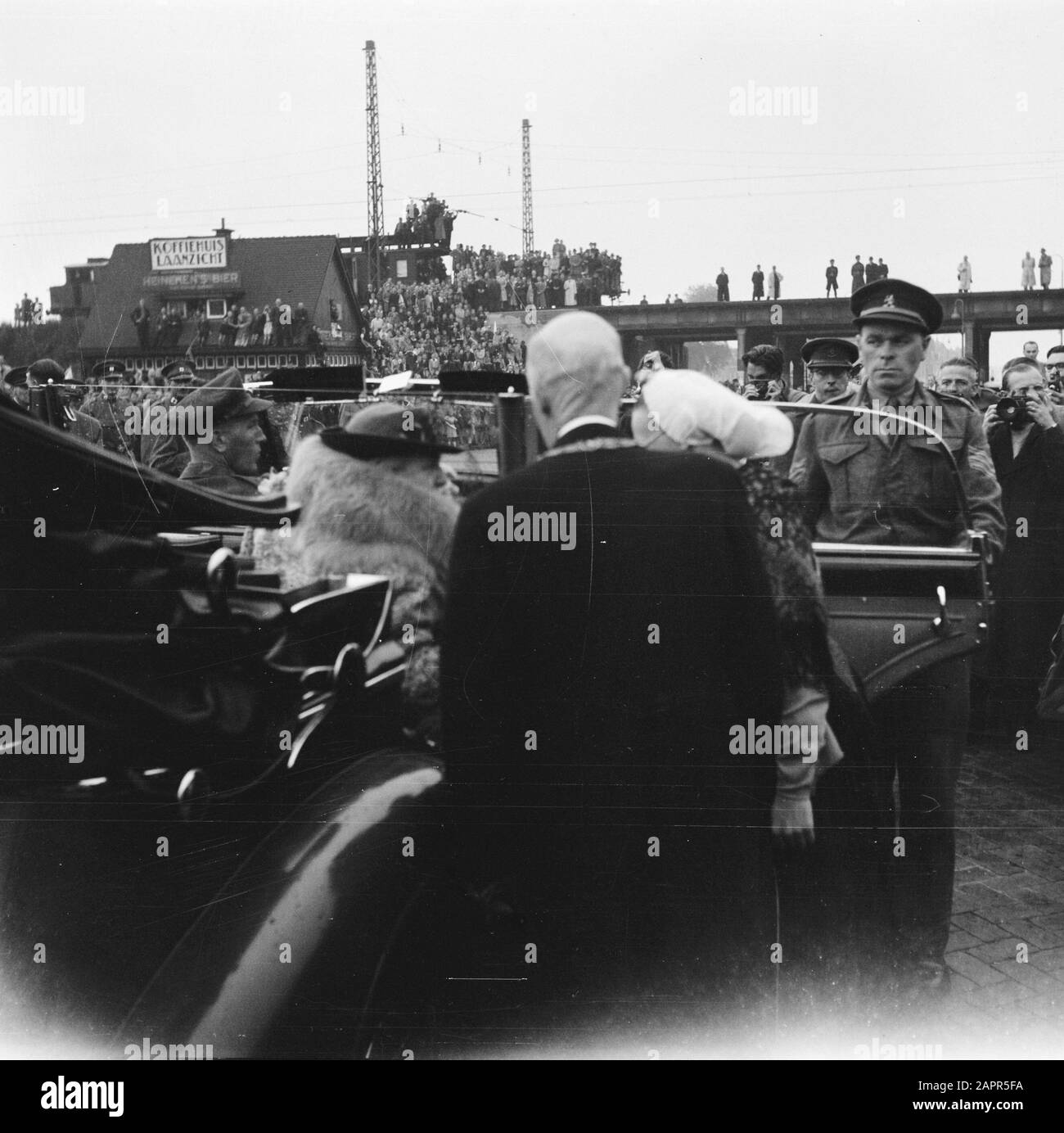 La regina Wilhelmina torna all'Aia la regina Wilhelmina esce dalla sua auto. Visto sul retro sindaco De Monchy. La regina parla ad una donna in costume di Scheveningen Annotazione: In background café Laanzicht Datum: 6 Giugno 1945 Località: L'Aia, Zuid-Holland Parole Chiave: Visite, sindaci, regine, casa reale Nome personale: Wilhelmina, regina Foto Stock