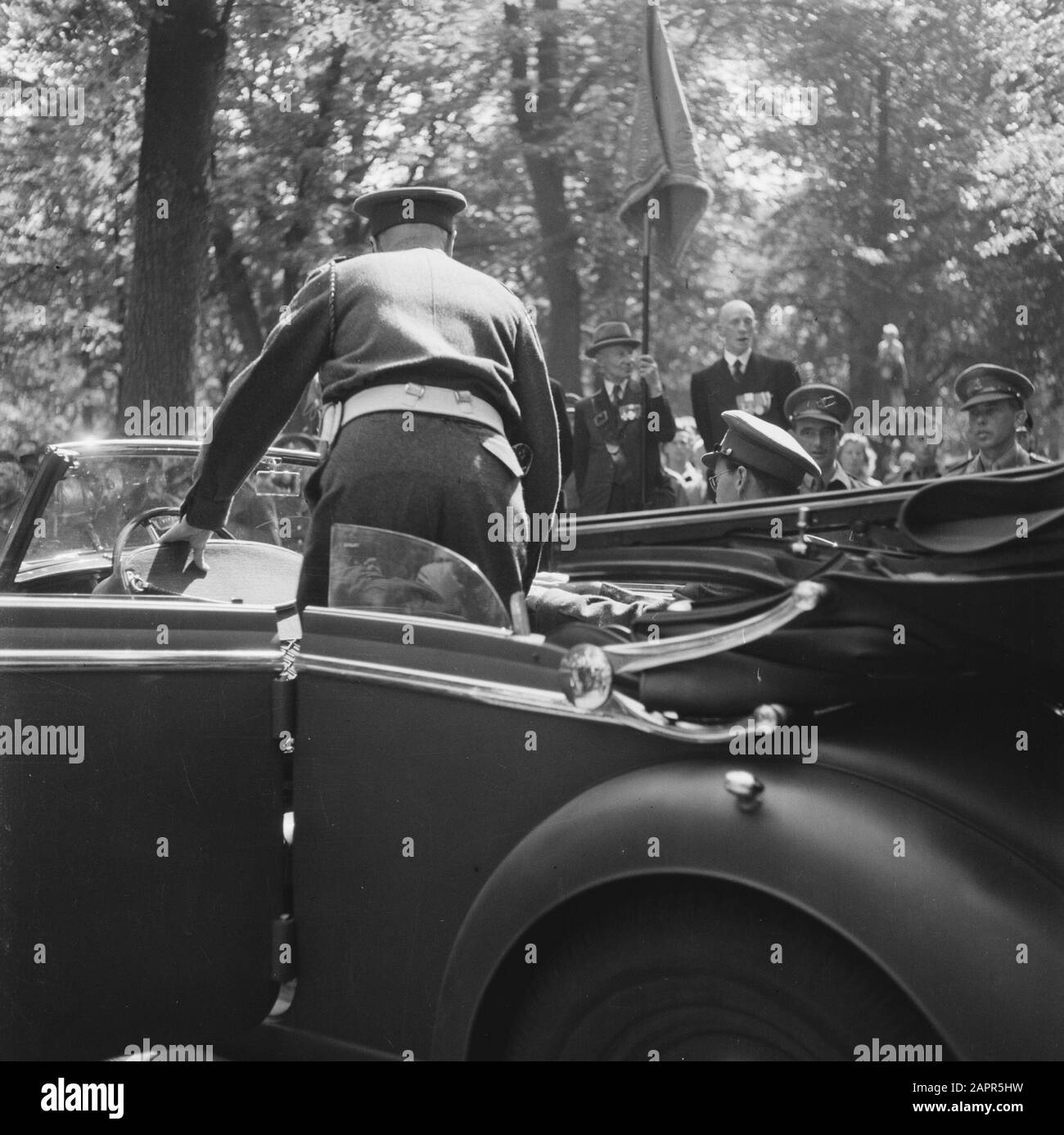 Esercito: Principessa Irene brigata nella parata dell'Aia sopra la Voorhout Lange. Auto con principe Bernhard arriva Data: 1945 luogo: Den Haag Parole Chiave: Esercito, seconda guerra mondiale Nome personale: Bernhard (Prince Netherlands) Foto Stock