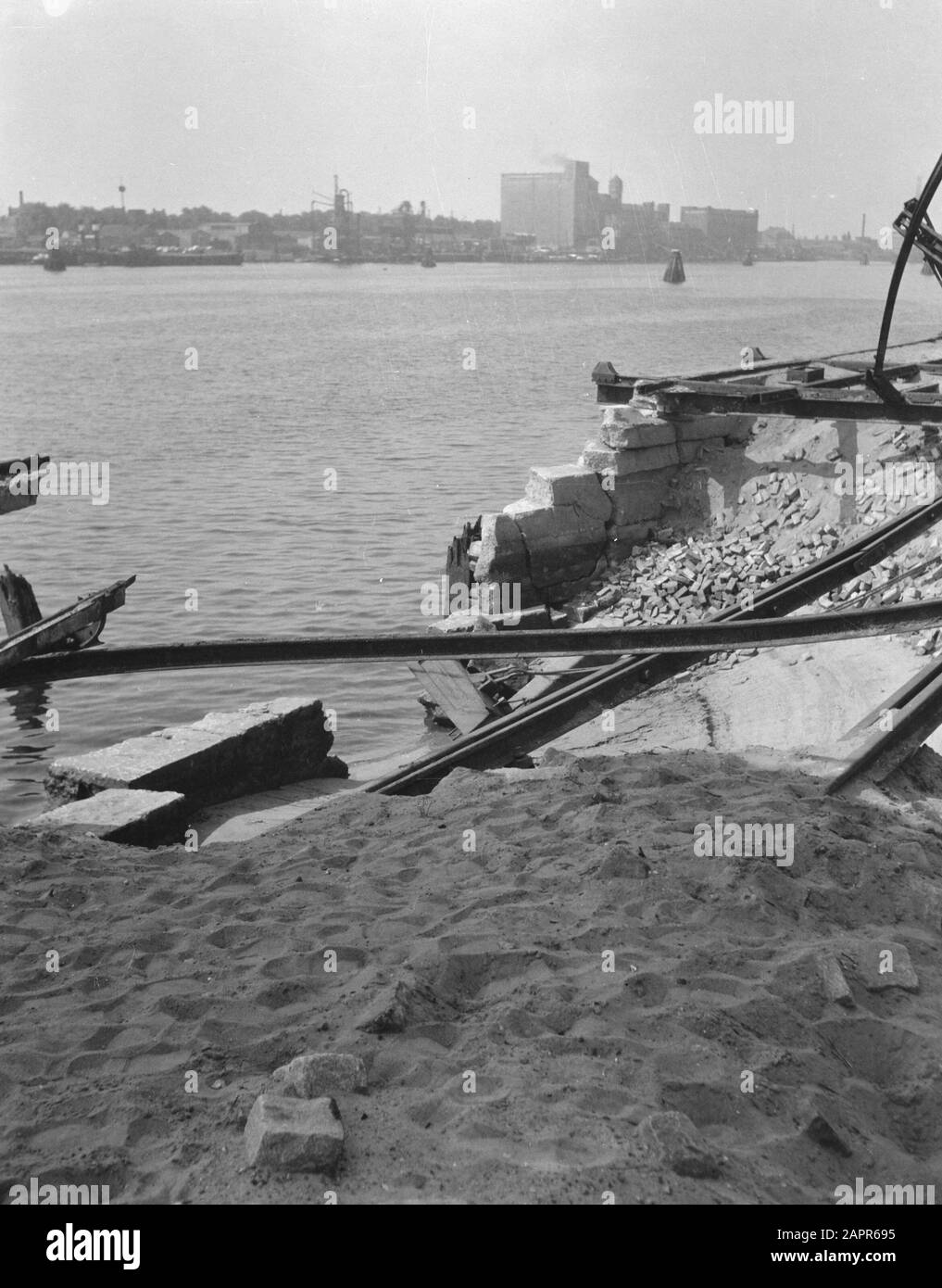 Devastazioni porto di Rotterdam (1945) seconda guerra mondiale, distruzione Data: 1945 luogo: Rotterdam, Sud-Olanda Parole Chiave: Seconda guerra mondiale, distruzione Foto Stock