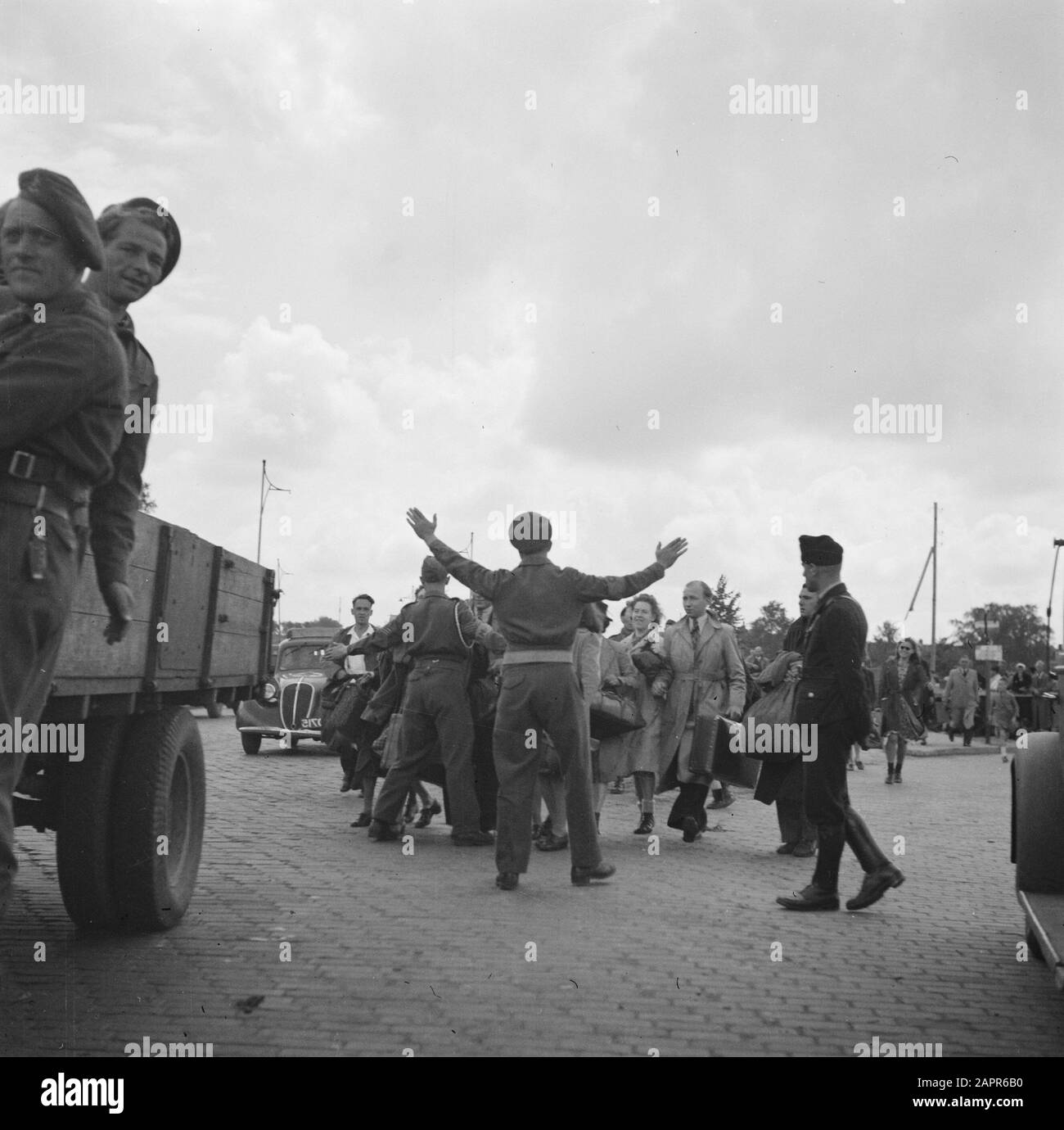 Ascensori sulla strada principale [un militare che cerca di fermare i civili a piedi per un camion] Data: 1945 Parole Chiave: Trasporti, seconda guerra mondiale Foto Stock