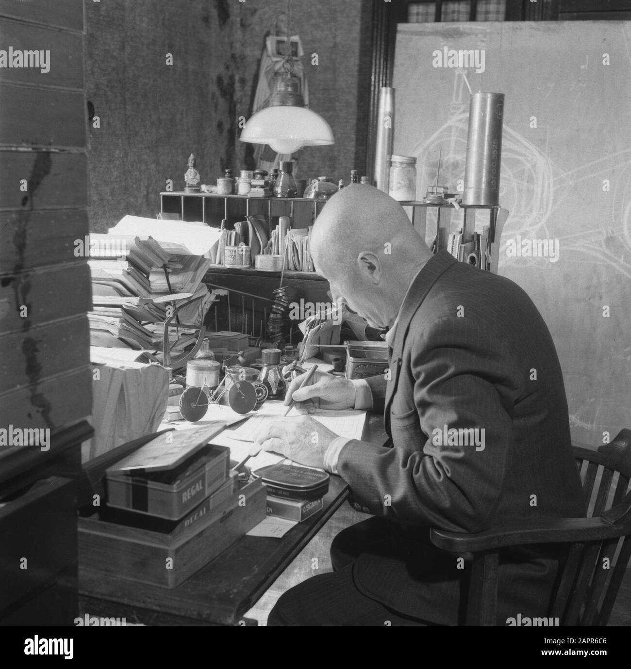 Inventore che ha costruito una bici costruibile Data: 1945 Parole Chiave: Seconda guerra mondiale, invenzioni Foto Stock