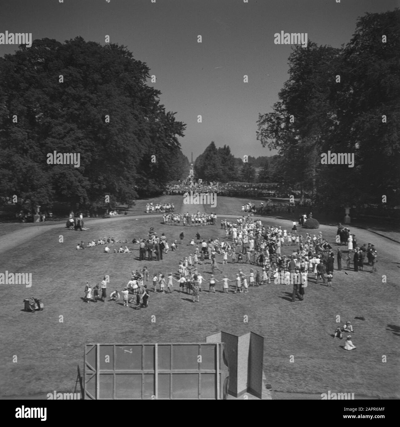 Principessa di compleanno Irene. Reportage del giardino dei bambini festa Palazzo Soestdijk compleanno principessa Irene. Reportage dei bambini giardino partito palazzo soestdijk Data: 4 agosto 1945 Parole Chiave: Casa reale, seconda guerra mondiale Nome istituzione: Paleis Soestdijk Foto Stock