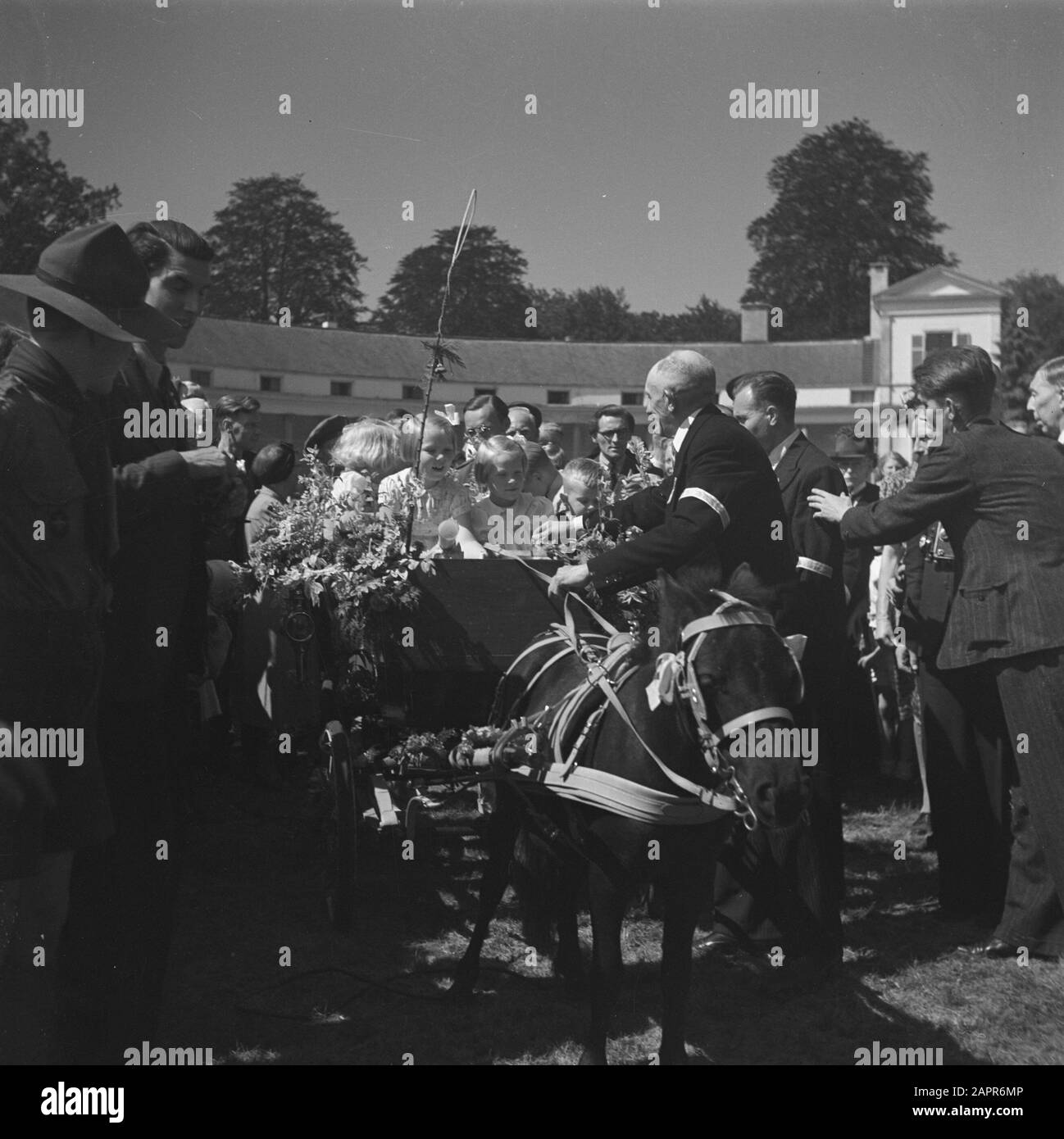 Principessa di compleanno Irene. Reportage del giardino dei bambini festa Palazzo Soestdijk compleanno principessa Irene. Reportage dei bambini giardino partito palazzo soestdijk Data: 4 agosto 1945 Parole Chiave: Casa reale, seconda guerra mondiale Nome istituzione: Paleis Soestdijk Foto Stock
