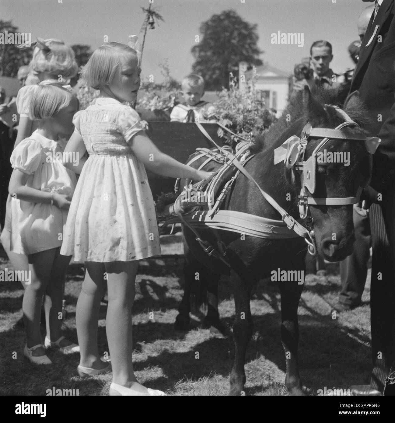 Principessa di compleanno Irene. Reportage del giardino dei bambini festa Palazzo Soestdijk compleanno principessa Irene. Reportage dei bambini giardino partito palazzo soestdijk Data: 4 agosto 1945 Parole Chiave: Casa reale, seconda guerra mondiale Nome istituzione: Paleis Soestdijk Foto Stock