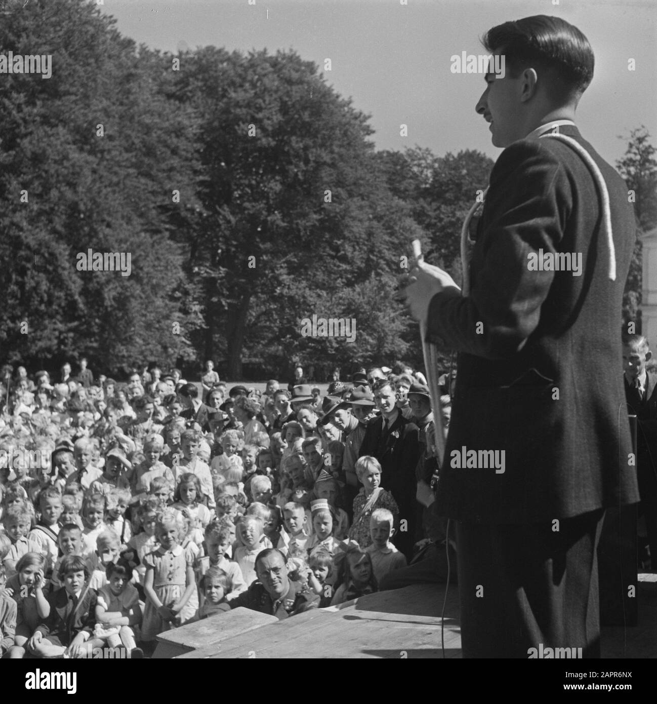 Principessa di compleanno Irene. Reportage del giardino dei bambini festa Palazzo Soestdijk compleanno principessa Irene. Reportage dei bambini giardino partito palazzo soestdijk Data: 4 agosto 1945 Parole Chiave: Casa reale, seconda guerra mondiale Nome istituzione: Paleis Soestdijk Foto Stock