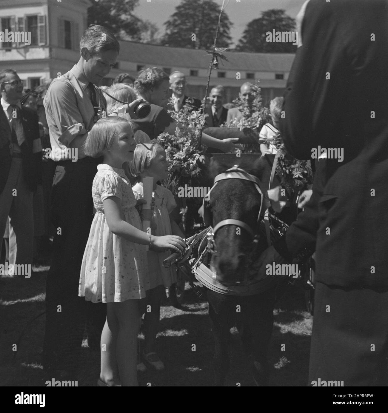 Principessa di compleanno Irene. Reportage del giardino dei bambini festa Palazzo Soestdijk compleanno principessa Irene. Reportage dei bambini giardino partito palazzo soestdijk Data: 4 agosto 1945 Parole Chiave: Casa reale, seconda guerra mondiale Nome istituzione: Paleis Soestdijk Foto Stock