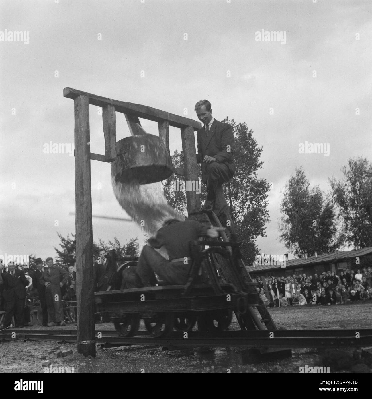 Coltivatori partito in un villaggio di Drenthe UN camion guida sotto una tonnellata di acqua. Il conducente ottiene una tempesta d'acqua Data: 1945 luogo: Drenthe Parole Chiave: Folklore Foto Stock Coltivatori partito in un villaggio di Drenthe UN camion guida sotto una tonnellata di acqua. Il conducente ottiene una tempesta d'acqua Data: 1945 luogo: Drenthe Parole Chiave: Folklore Foto Stock