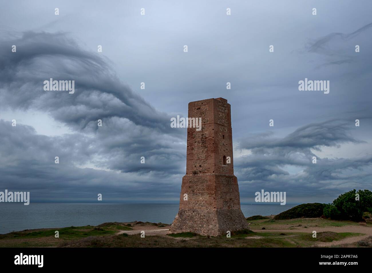 Antica torre di avvistamento denominata torreladrones sulla spiaggia di cabopino, Marbella Foto Stock