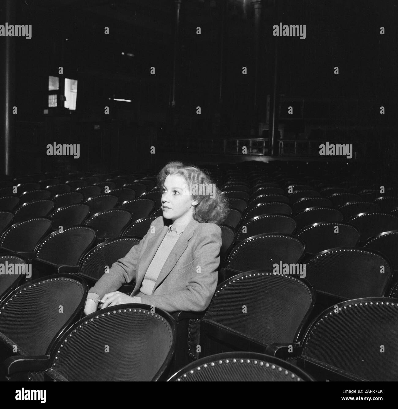 Arte: Prova Teatro prove. Donna seduta in una sedia in sala Data: 1945 Parole Chiave: Arte Foto Stock