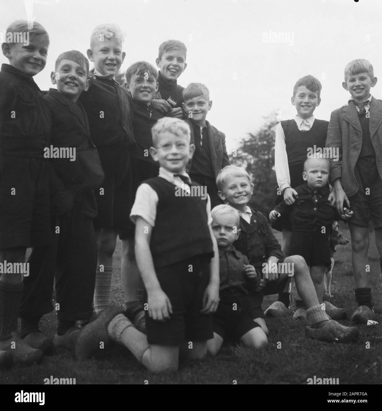 Veefokdag (1945) ragazzi del gruppo Data: 1945 Parole Chiave: Ritratti di gruppo, ragazzi Foto Stock Veefokdag (1945) ragazzi del gruppo Data: 1945 Parole Chiave: Ritratti di gruppo, ragazzi Foto Stock
