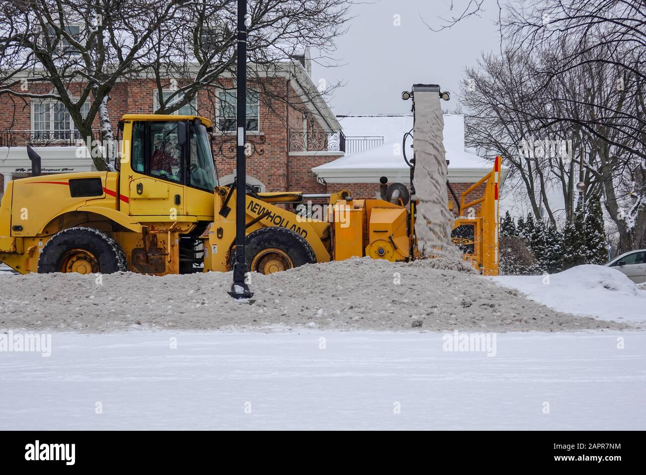 macchine innevate pesanti che sgombrano le strade dopo una tempesta di neve Foto Stock