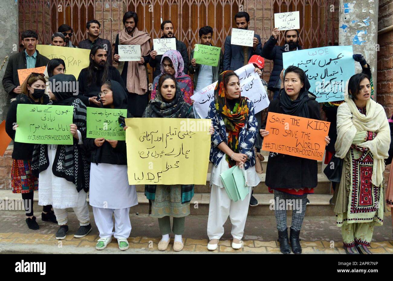 I membri della società civile stanno tenendo una manifestazione di protesta contro l'abuso di bambini, presso il club stampa Quetta venerdì 24 gennaio 2020. Foto Stock