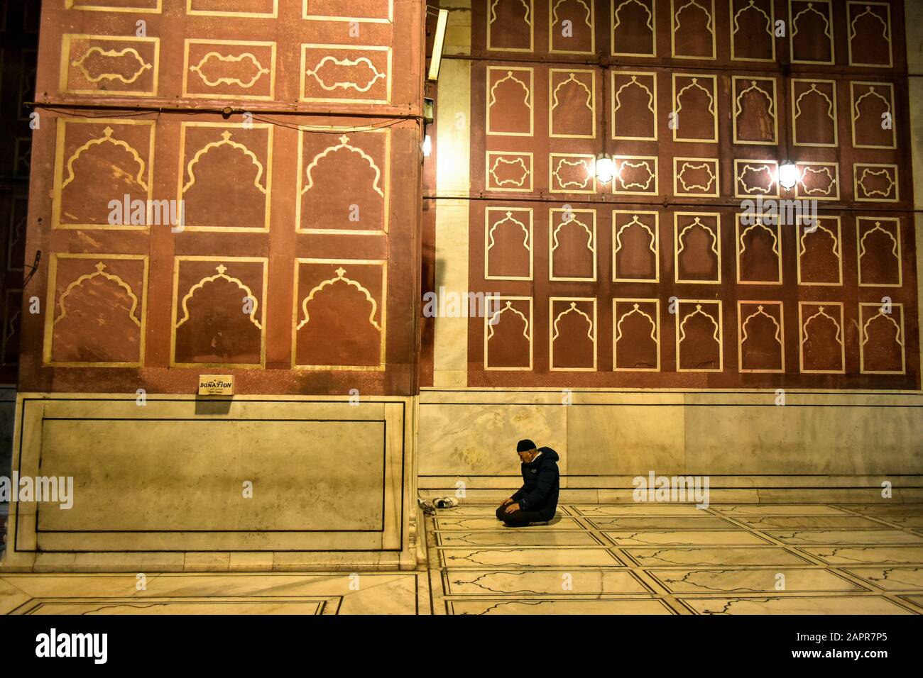 Delhi, India. 21st Gen 2020. Un indiano musulmano prega all'interno del Jama Masjid o Grande Moschea a Delhi.Jamia Masjid o Grande Moschea è la moschea più grande dell'Asia. Jamia Masjid fu costruita dall'imperatore Shah Jehan durante L'Era Mughal a metà del 1600. Credit: Saqib Majeed/Sopa Images/Zuma Wire/Alamy Live News Foto Stock