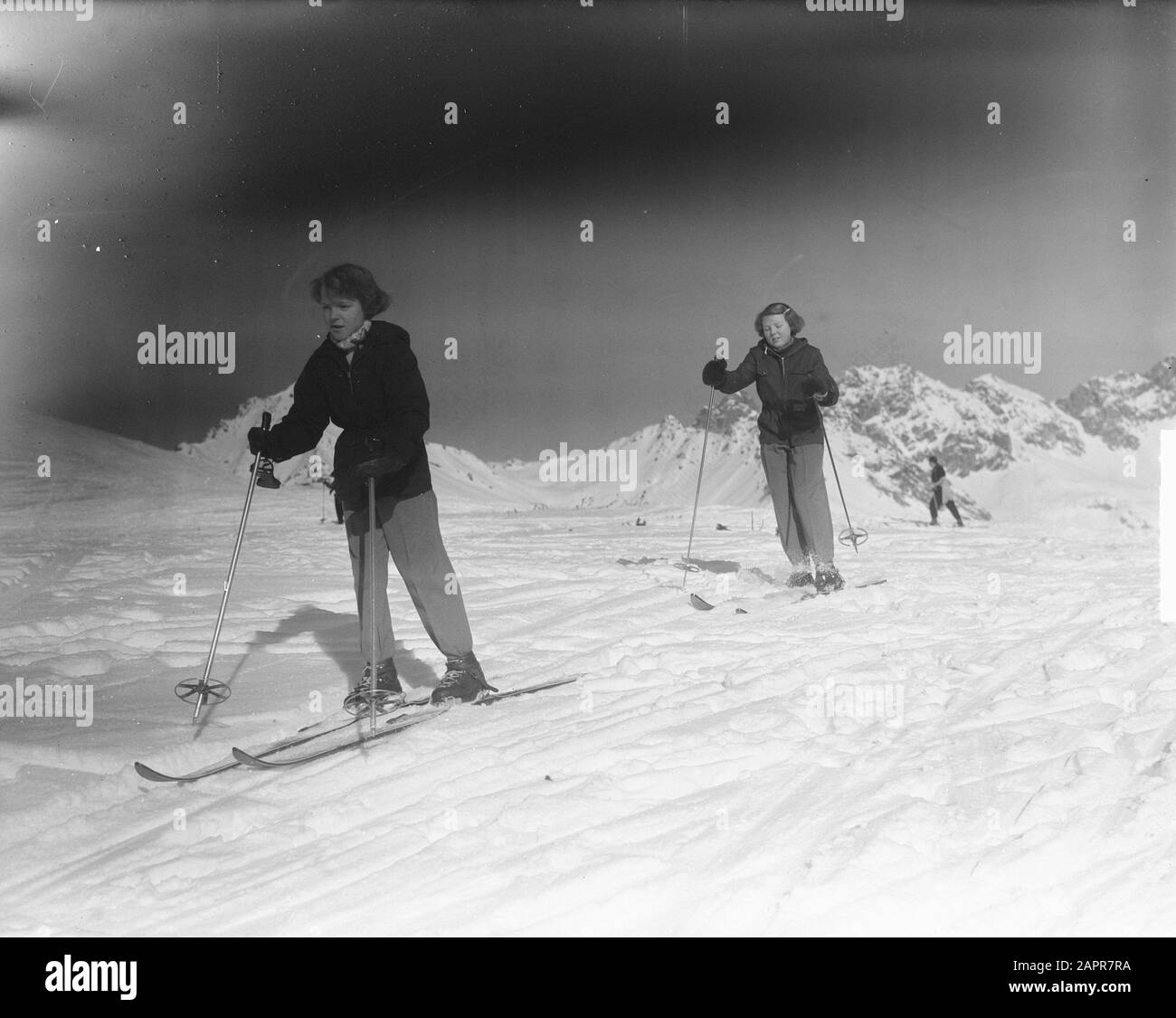 Famiglia reale a Sankt Anton.Princess Irene e Principessa Beatrix sugli sci Data: 29 dicembre 1950 luogo: Austria, Tirolo Parole Chiave: Principesse, sport invernali Nome personale: Beatrix ( principessa Paesi Bassi), Beatrix, principessa, Irene (principessa Paesi Bassi), Irene, principessa Foto Stock