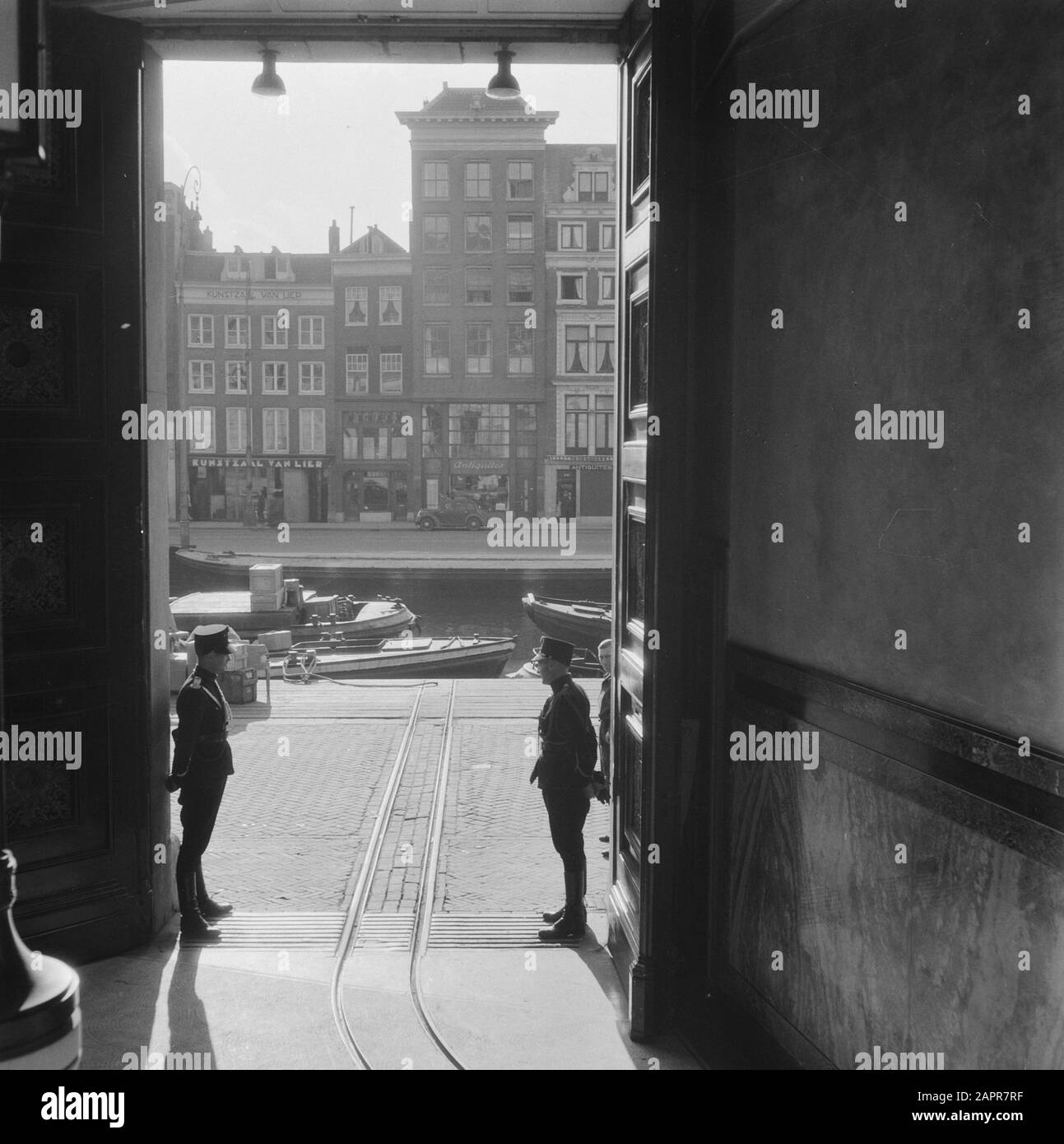 Finanza: New Money Nederlandsche Bank Visualizza la porta d'ingresso della Nederlandsche Bank all'Oude Turfmarkt ad Amsterdam Data: 1945 luogo: Amsterdam, Noord-Holland Parole Chiave: Banche, finanza Foto Stock