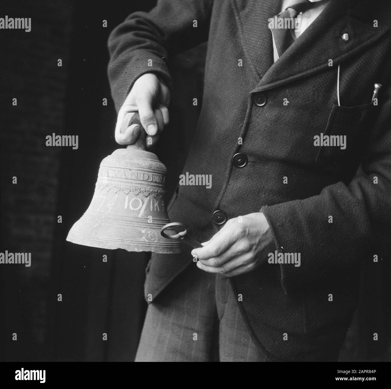 Le campane della nostra chiesa tornano dalla Germania Data: 1945 Parole Chiave: Recupero, seconda guerra mondiale Foto Stock