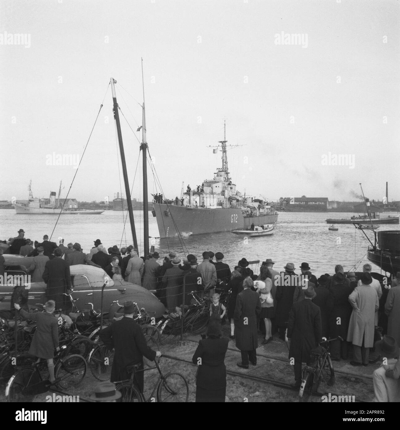 Ora Di Arrivo Sig.Ra Dan. Kortenaer [1945] udienza al molo guarda come il Kortenaer dock. Annotazione: Ex HMS Scorpion. E Sentinel. Numero di registrazione: G72. In background una nave navale con il numero: W177 Data: 10 Ottobre 1945 luogo: Amsterdam Parole Chiave: Navy, navi militari Foto Stock