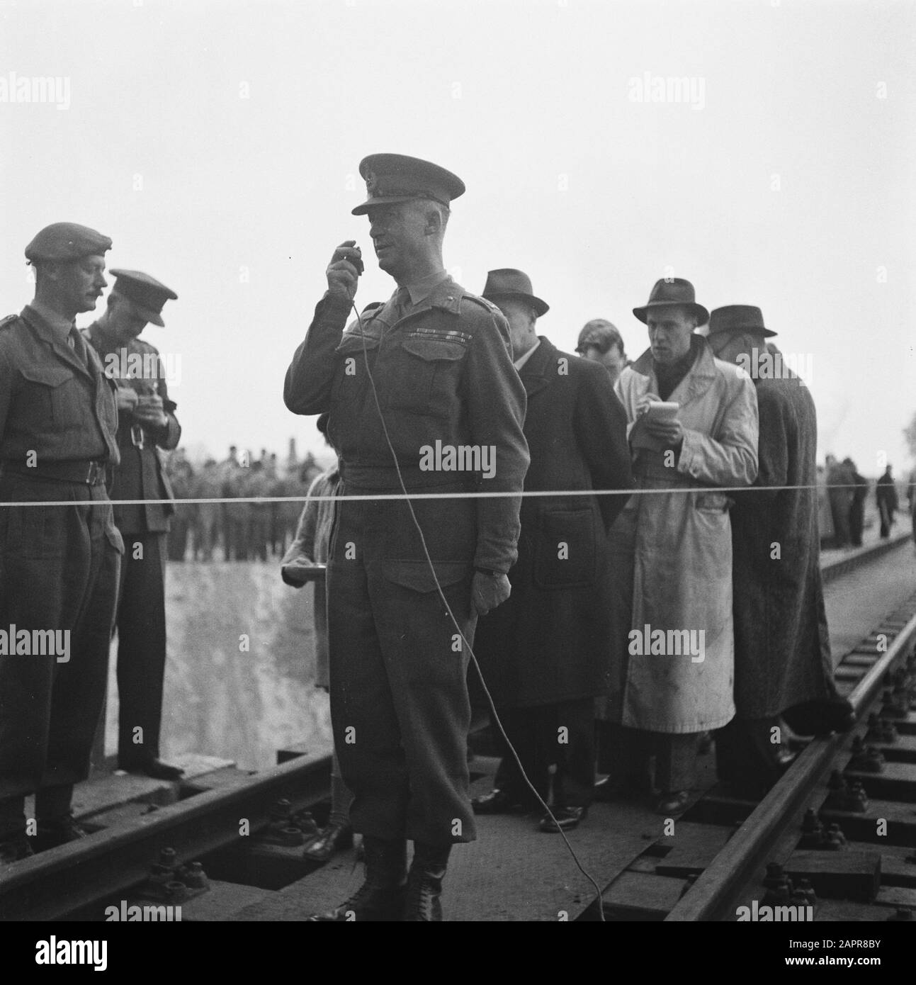 Nieuwe IJsselbrug Deventer 1945 Ponte ferroviario Di Apertura sul IJssel a Deventer. MacMullen, che ha progettato il ponte] Annotazione: Costruito in mezzo anno da inglesi Godendo Forze e NS Ferrovie Engineers Data: 2 novembre 1945 luogo: Deventer Parole Chiave: Ufficiali, pubblico, discorsi, Seconda guerra mondiale Foto Stock