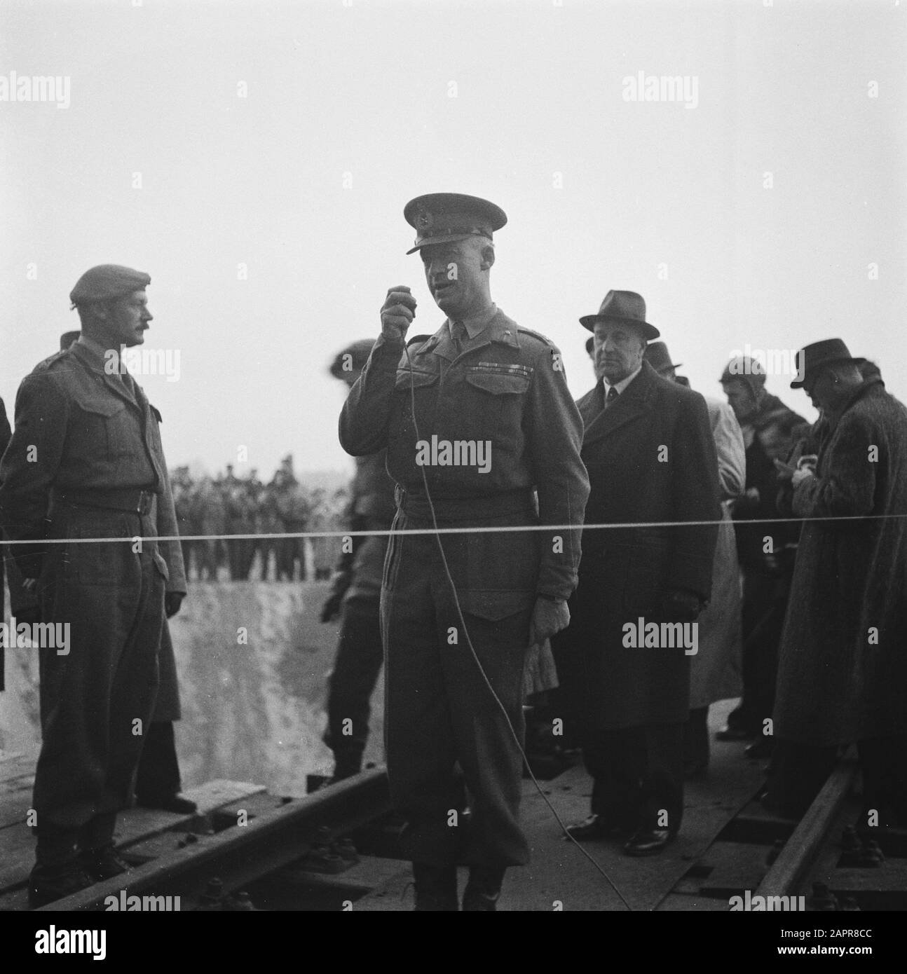 Nieuwe IJsselbrug Deventer 1945 Ponte ferroviario Di Apertura sul IJssel a Deventer. MacMullen, che ha progettato il ponte, dietro di lui ir. Hupkes, presidente del NS] Annotazione: Costruito in sei mesi da British Godendo Forks e NS Railway Engineers. Data: 2 novembre 1945 luogo: Deventer Parole Chiave: Militare, pubblico, discorsi, seconda guerra mondiale Foto Stock