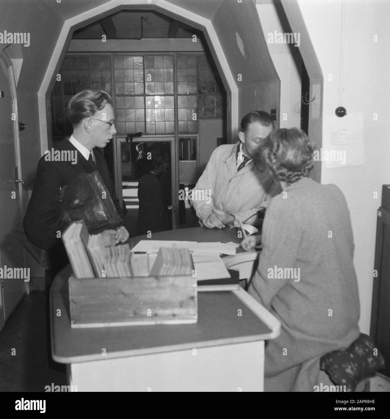 Costruzione della RVD in Kalverstraat ad Amsterdam (Oog en Ear) Data: 1945 luogo: Amsterdam, Noord-Holland Parole Chiave: Informazioni Nome istituto: RVD Foto Stock