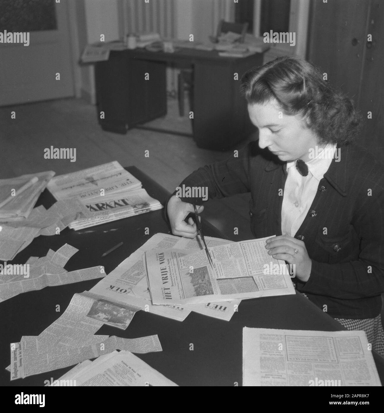 Costruzione della RVD in Kalverstraat ad Amsterdam (occhio e orecchio). Cutting Service Date: 1945 Location: Amsterdam, Noord-Holland Keywords: Information Personal name: Kalverstraat Institution name: RVD Foto Stock