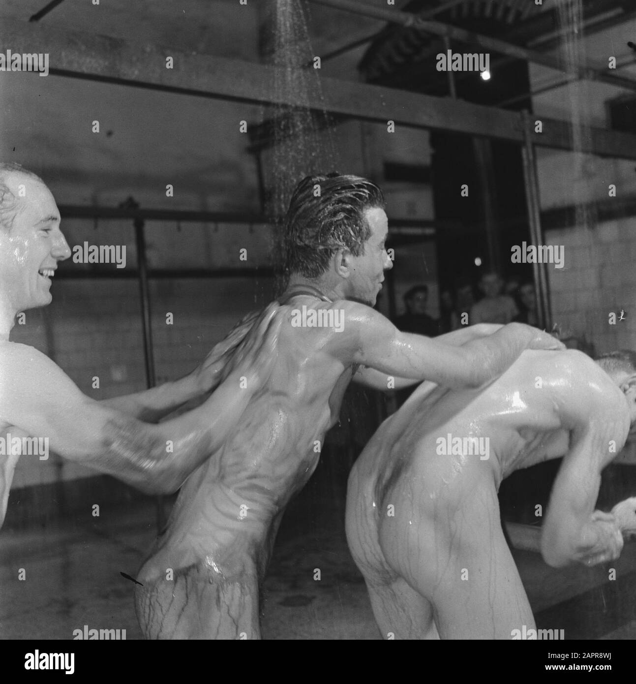 Miniere di carbone Limburg miniere di carbone Limburg Annotazione: Lavarsi la schiena o poekelen Data: 21 novembre 1945 luogo: Limburg Parole Chiave: Miniere, miniere, minatori, lavaggio Foto Stock